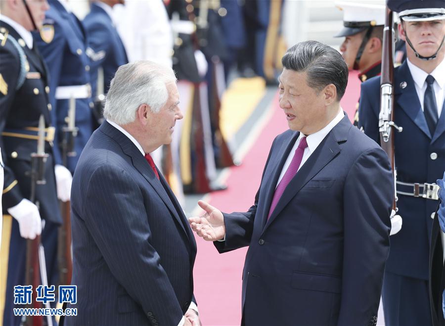 4月6日，國(guó)家主席習(xí)近平乘專(zhuān)機(jī)抵達(dá)美國(guó)佛羅里達(dá)州，將在海湖莊園同美國(guó)總統(tǒng)特朗普舉行中美元首會(huì)晤。習(xí)近平和夫人彭麗媛受到美國(guó)國(guó)務(wù)卿蒂勒森夫婦等熱情迎接。新華社記者 丁林 攝 