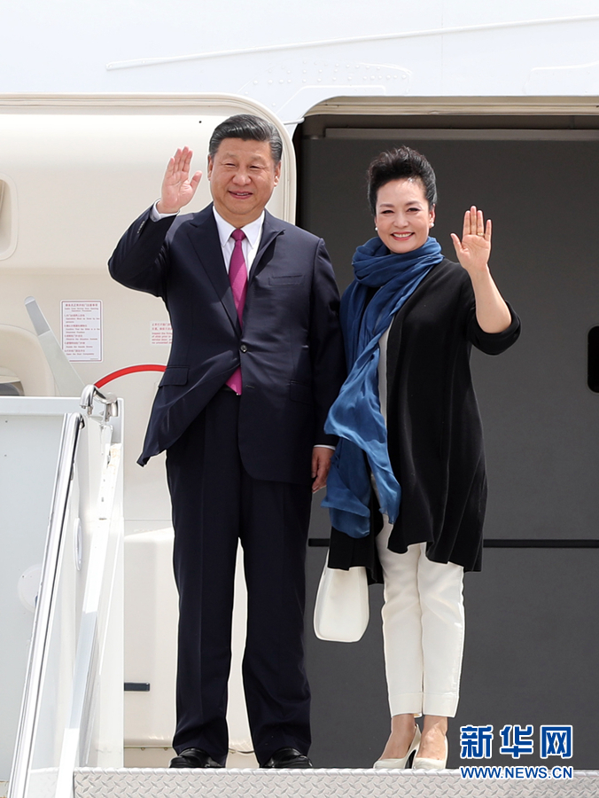 4月6日，國(guó)家主席習(xí)近平乘專(zhuān)機(jī)抵達(dá)美國(guó)佛羅里達(dá)州，將在海湖莊園同美國(guó)總統(tǒng)特朗普舉行中美元首會(huì)晤。這是習(xí)近平和夫人彭麗媛步出機(jī)艙。新華社記者 劉衛(wèi)兵 攝 