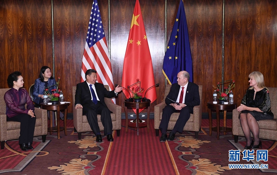 當(dāng)?shù)貢r間4月7日，國家主席習(xí)近平在美國阿拉斯加州安克雷奇會見阿拉斯加州州長沃克。 新華社記者 饒愛民 攝 