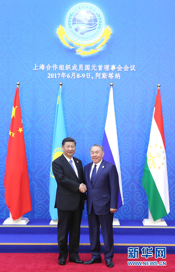 6月9日，國家主席習近平在哈薩克斯坦首都阿斯塔納出席上海合作組織成員國元首理事會第十七次會議并發(fā)表重要講話。這是習近平出席會議時，受到哈薩克斯坦總統(tǒng)納扎爾巴耶夫的熱情迎接。新華社記者 馬占成 攝