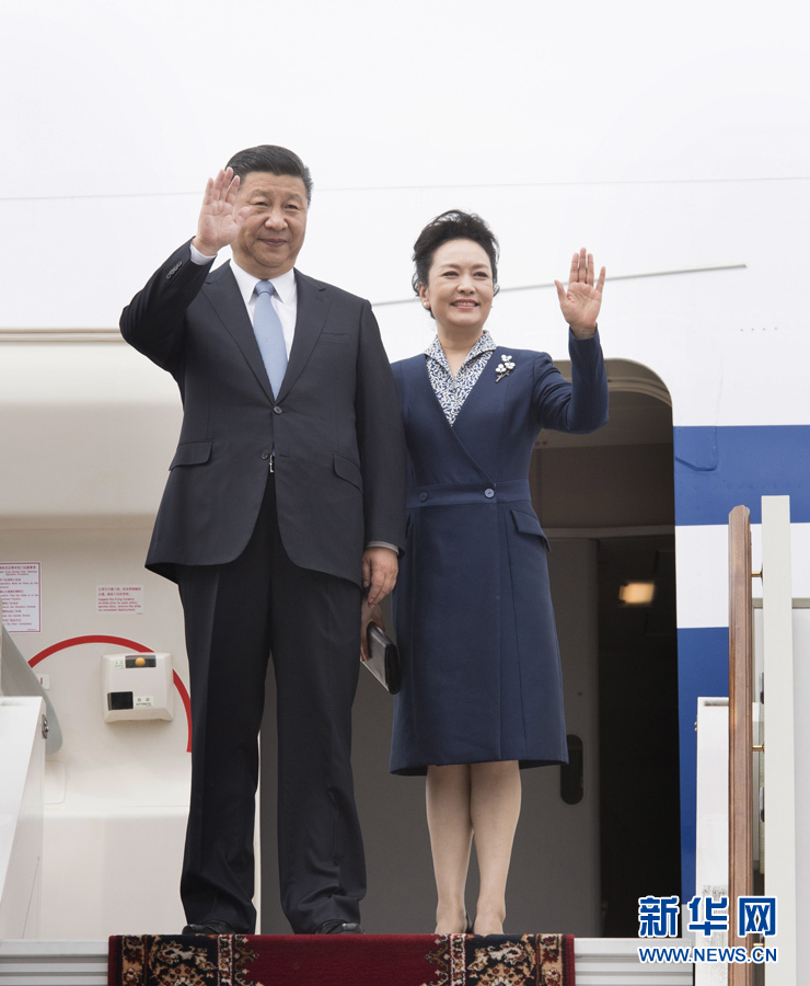 7月3日，國家主席習(xí)近平乘專機(jī)抵達(dá)莫斯科，開始對俄羅斯聯(lián)邦進(jìn)行國事訪問。這是習(xí)近平和夫人彭麗媛步出艙門。 新華社記者 李學(xué)仁 攝