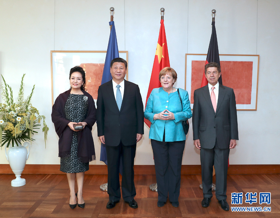 當?shù)貢r間7月4日晚，剛剛抵達柏林的國家主席習近平在利伯曼故居同德國總理默克爾舉行會見。這是習近平和夫人彭麗媛抵達位于柏林市中心勃蘭登堡門附近的利伯曼故居時，受到默克爾和丈夫紹爾熱情迎接。新華社記者 馬占成 攝