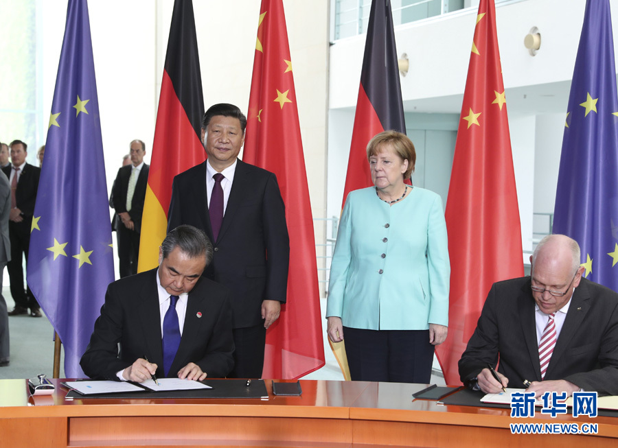 7月5日，國家主席習(xí)近平在柏林同德國總理默克爾舉行會談。會談后，兩國領(lǐng)導(dǎo)人共同見證了航天、智能制造、工業(yè)互聯(lián)網(wǎng)、數(shù)字化、第三方市場、大熊貓合作研究等領(lǐng)域多項雙邊合作文件的簽署。新華社記者馬占成攝