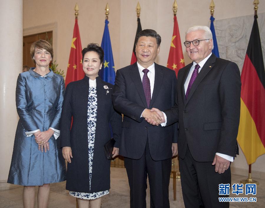 7月5日，國家主席習(xí)近平在柏林會(huì)見德國總統(tǒng)施泰因邁爾。會(huì)見前，施泰因邁爾在總統(tǒng)府花園為習(xí)近平舉行隆重歡迎儀式。這是習(xí)近平和夫人彭麗媛同施泰因邁爾夫婦合影。新華社記者 李學(xué)仁 攝
