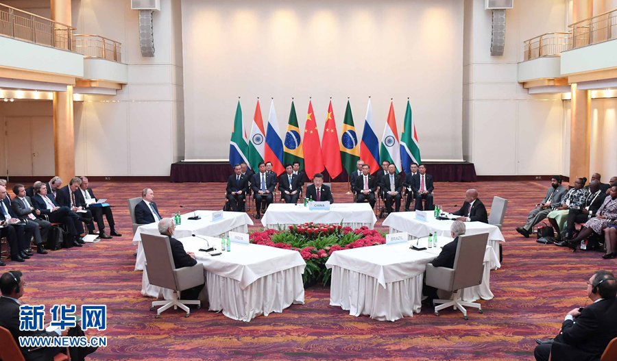 7月7日，國家主席習(xí)近平在德國漢堡主持金磚國家領(lǐng)導(dǎo)人非正式會晤，發(fā)表引導(dǎo)性講話和總結(jié)講話。南非總統(tǒng)祖馬、巴西總統(tǒng)特梅爾、俄羅斯總統(tǒng)普京、印度總理莫迪出席。新華社記者 張鐸 攝
