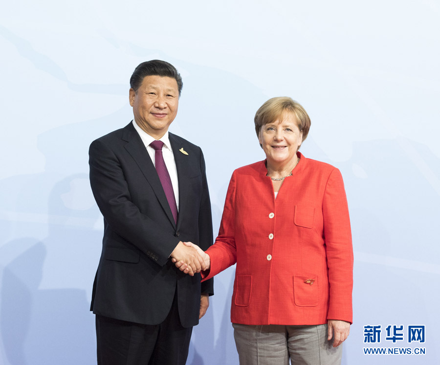 7月7日，二十國集團領(lǐng)導(dǎo)人第十二次峰會在德國漢堡舉行。國家主席習(xí)近平出席并發(fā)表題為《堅持開放包容　推動聯(lián)動增長》的重要講話。這是峰會開始前，習(xí)近平受到德國總理默克爾迎接。新華社記者 李學(xué)仁 攝 