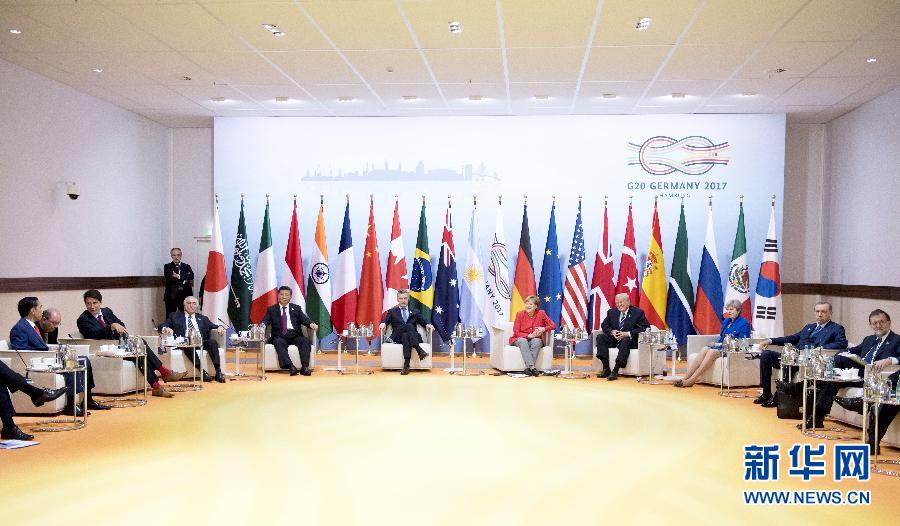 7月7日，二十國集團領導人第十二次峰會在德國漢堡舉行。國家主席習近平出席并發(fā)表題為《堅持開放包容　推動聯(lián)動增長》的重要講話。這是峰會前，習近平出席二十國集團峰會領導人座談會。新華社記者 李學仁 攝 