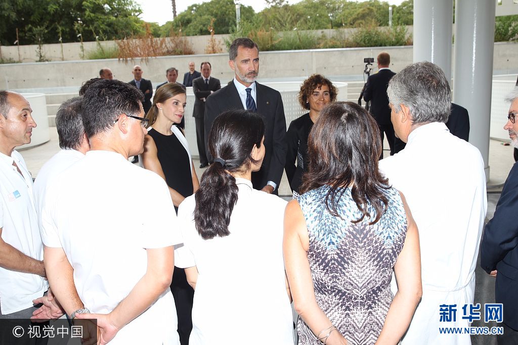 當(dāng)?shù)貢r(shí)間2017年8月19日，西班牙巴塞羅那，西班牙國王菲利普六世和萊蒂齊亞王后探望巴塞羅那恐襲案傷者。***_***BARCELONA, SPAIN - AUGUST 19:  In this handout photo provided by Casa de S.M. el Rey de Espana, King Felipe VI of Spain and Queen Letizia of Spain meets with medical staff as they arrive to visit last Thursday's terrorist attack victims at the Hospital de la Santa Creu i Sant Pau on August 19, 2017 in Barcelona, Spain. Thirteen people were killed and dozens injured in the Las Ramblas area of Barcelona when a van hit crowds on August 17.  (Photo by Casa de S.M. el Rey de Espana via Getty Images)