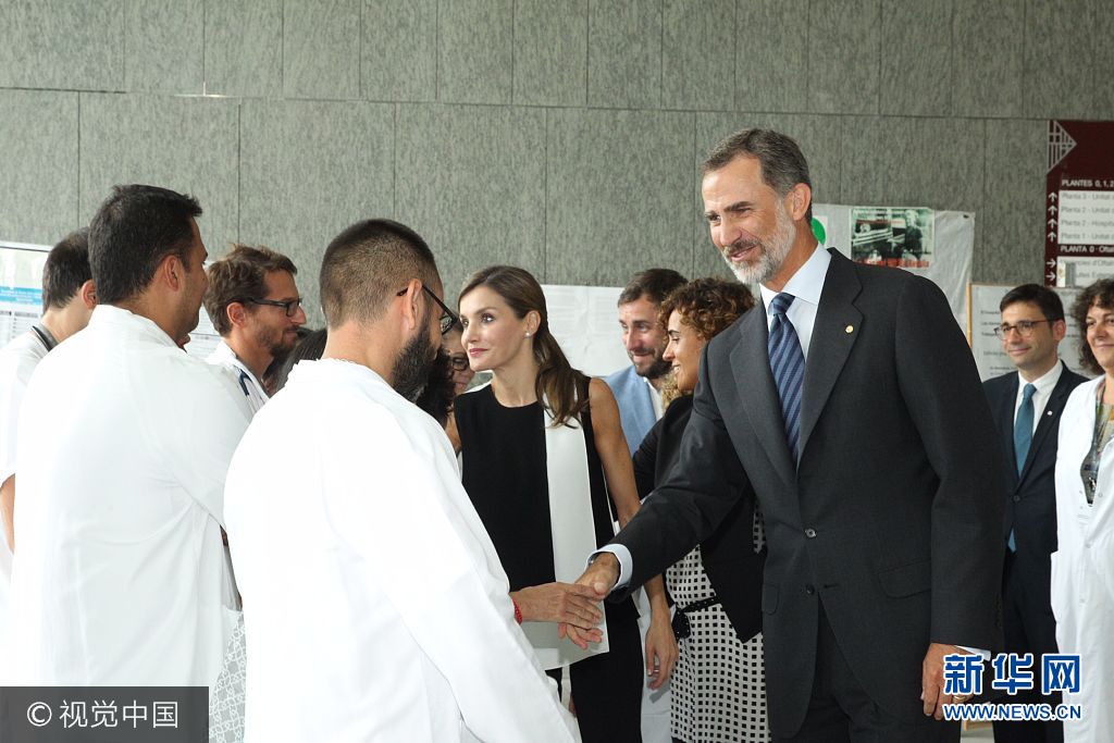 當(dāng)?shù)貢r(shí)間2017年8月19日，西班牙巴塞羅那，西班牙國(guó)王菲利普六世和萊蒂齊亞王后探望巴塞羅那恐襲案?jìng)摺?**_***BARCELONA, SPAIN - AUGUST 19:  In this handout photo provided by Casa de S.M. el Rey de Espana, King Felipe VI of Spain and Queen Letizia of Spain meets with medical staff as they arrive to visit last Thursday's terrorist attack victims at the Hospital de la Santa Creu i Sant Pau on August 19, 2017 in Barcelona, Spain. Thirteen people were killed and dozens injured in the Las Ramblas area of Barcelona when a van hit crowds on August 17.  (Photo by Casa de S.M. el Rey de Espana via Getty Images)