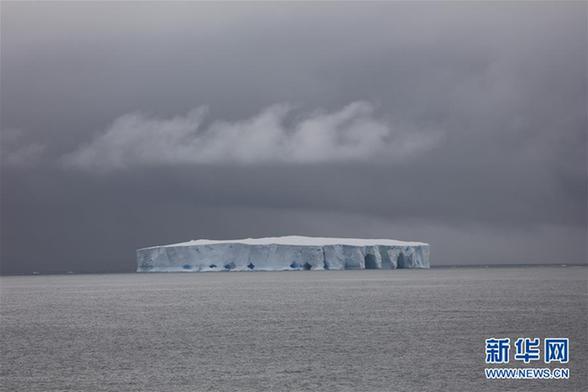 （圖文互動）（2）專訪：在南極，最美的藍冰可能通向死亡&mdash;&mdash;中國南極科考隊員講述&ldquo;冰縫驚魂記&rdquo;