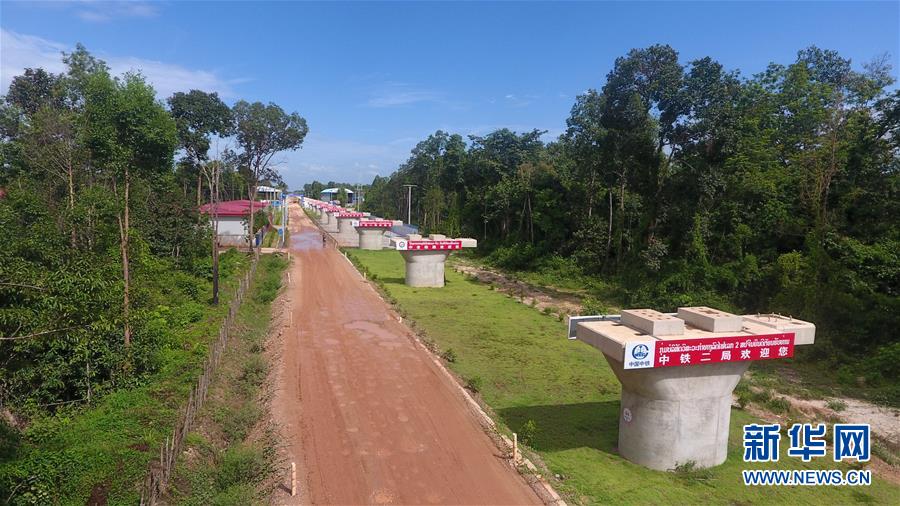 (國(guó)際·圖文互動(dòng))(2)中老鐵路上的絢爛長(zhǎng)虹——老撾楠科內(nèi)河特大橋主體工程完工側(cè)記