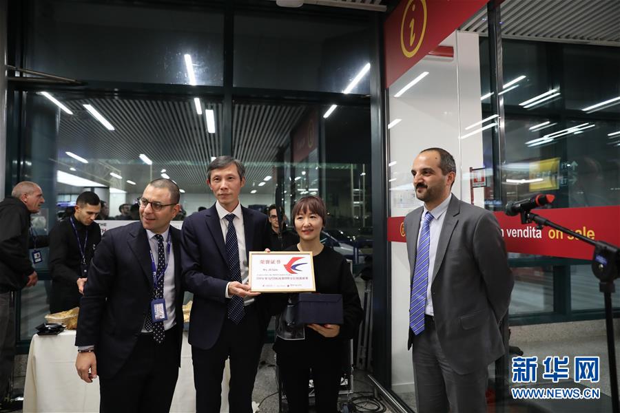 （國際&middot;圖文互動(dòng)）中國女游客成為羅馬菲烏米奇諾機(jī)場(chǎng)今年第1500萬位到港旅客