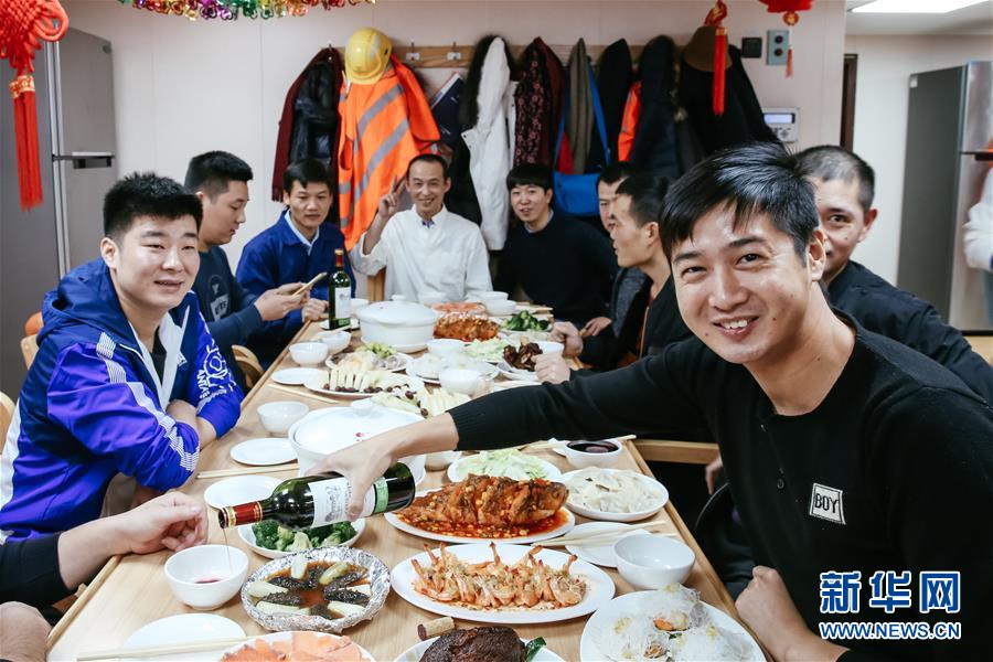 （國(guó)際&middot;圖文互動(dòng)）（2）遠(yuǎn)洋巨輪上遲來的年夜飯