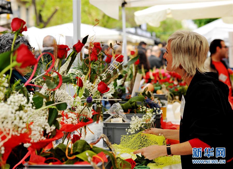 （國際&middot;圖文互動）（3）通訊：花香馥郁 書香怡人&mdash;&mdash;記西班牙巴塞羅那圣喬治節(jié)