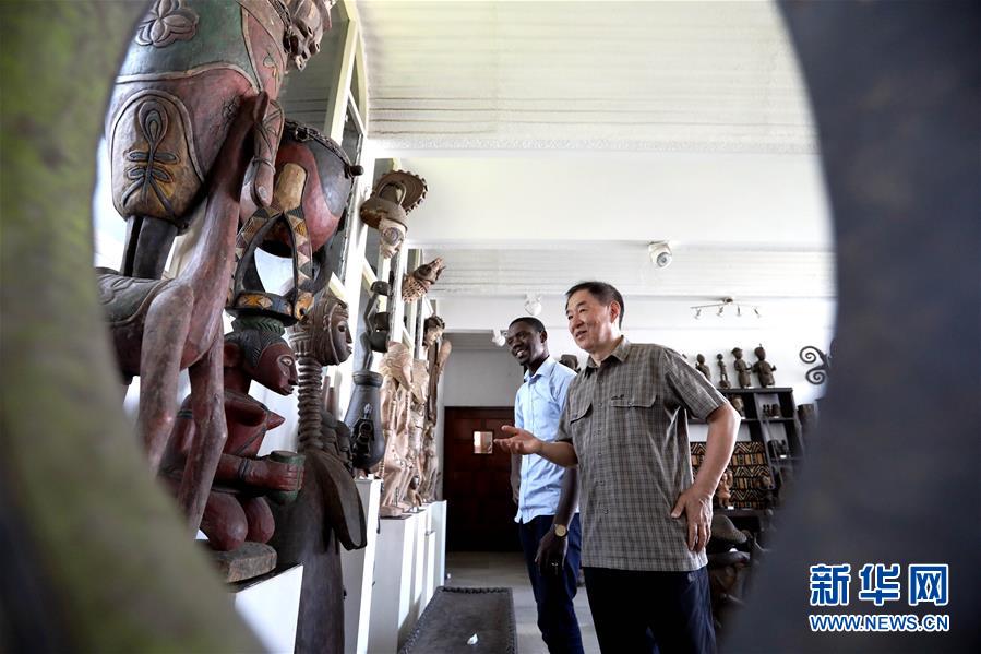 （國際&middot;圖文互動）（2）通訊：收藏&ldquo;非洲之美&rdquo;的中國人&mdash;&mdash;訪幾內(nèi)亞灣非洲國際藝術(shù)博物館館長謝燕申