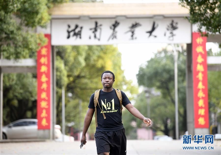 （在習(xí)近平新時(shí)代中國(guó)特色社會(huì)主義思想指引下&mdash;&mdash;新時(shí)代新作為新篇章&middot;總書(shū)記關(guān)切開(kāi)放事&middot;圖文互動(dòng)）（9）來(lái)中國(guó)&ldquo;學(xué)種地&rdquo;的&ldquo;洋學(xué)生&rdquo;