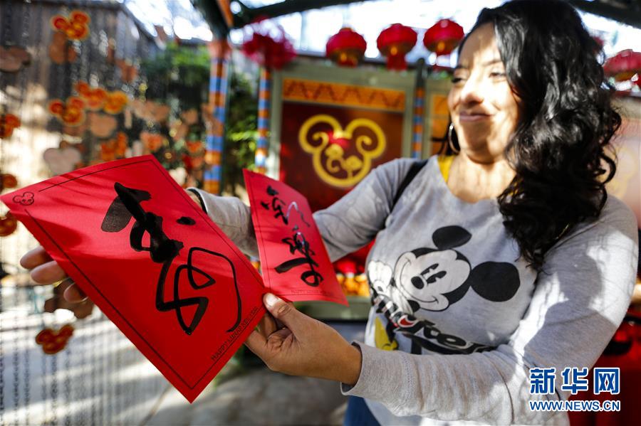 （國(guó)際&middot;圖文互動(dòng)）（1）通訊：美國(guó)迪士尼加州冒險(xiǎn)樂(lè)園紅紅火火迎鼠年