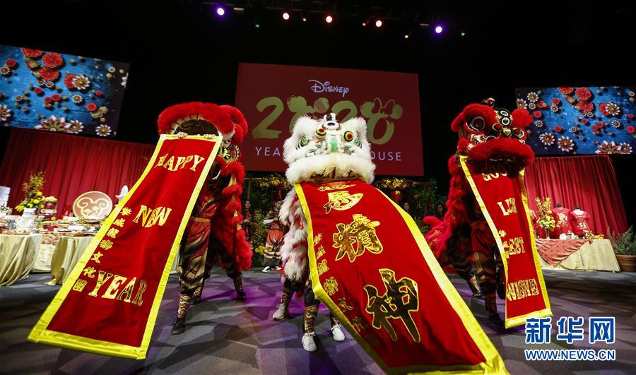 （國(guó)際&middot;圖文互動(dòng)）（2）通訊：美國(guó)迪士尼加州冒險(xiǎn)樂(lè)園紅紅火火迎鼠年