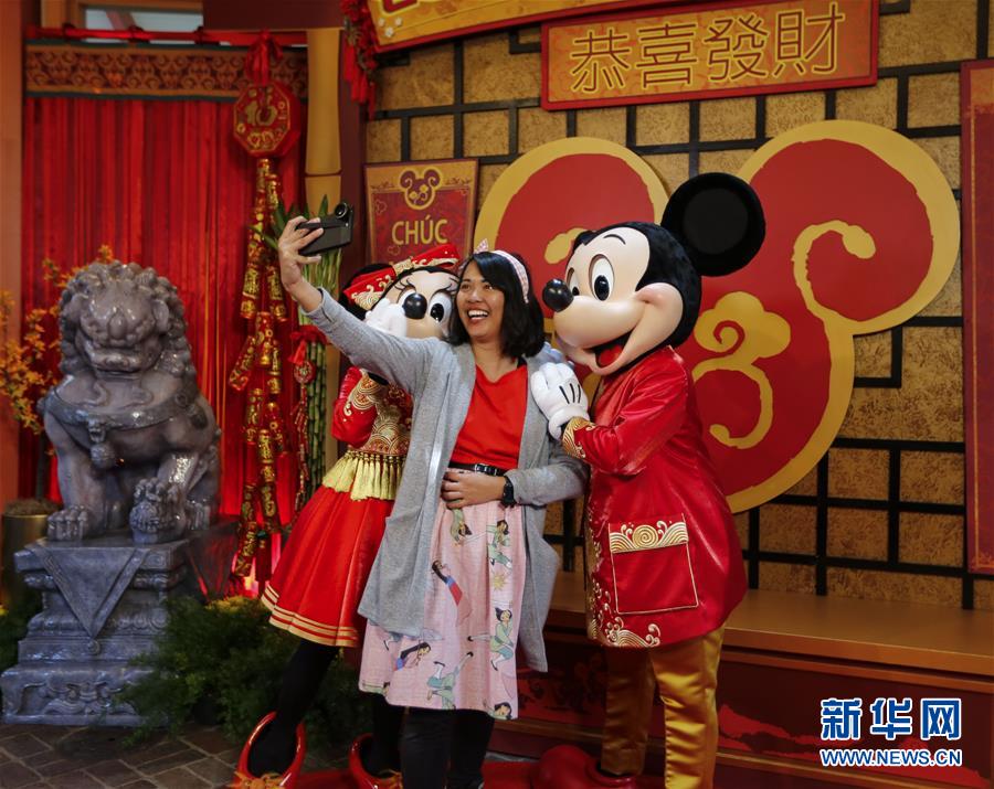 （國(guó)際&middot;圖文互動(dòng)）（8）通訊：美國(guó)迪士尼加州冒險(xiǎn)樂(lè)園紅紅火火迎鼠年