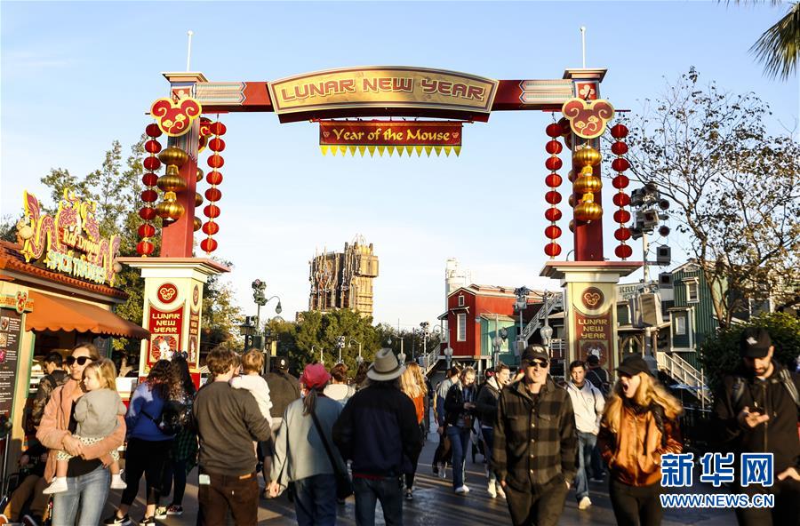 （國(guó)際&middot;圖文互動(dòng)）（11）通訊：美國(guó)迪士尼加州冒險(xiǎn)樂(lè)園紅紅火火迎鼠年