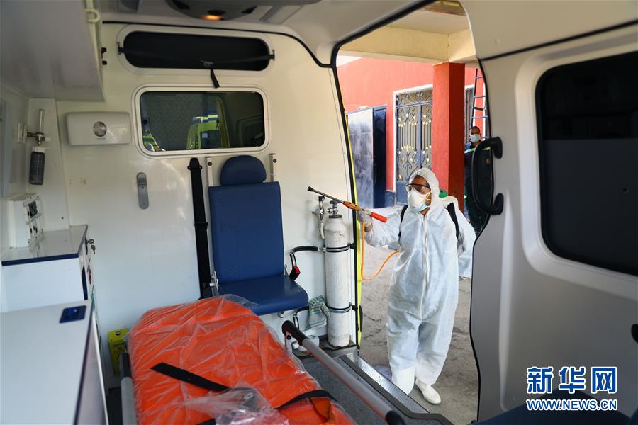 （國際疫情&middot;圖文互動）（8）通訊：埃及救護車里的&ldquo;逆行者&rdquo;