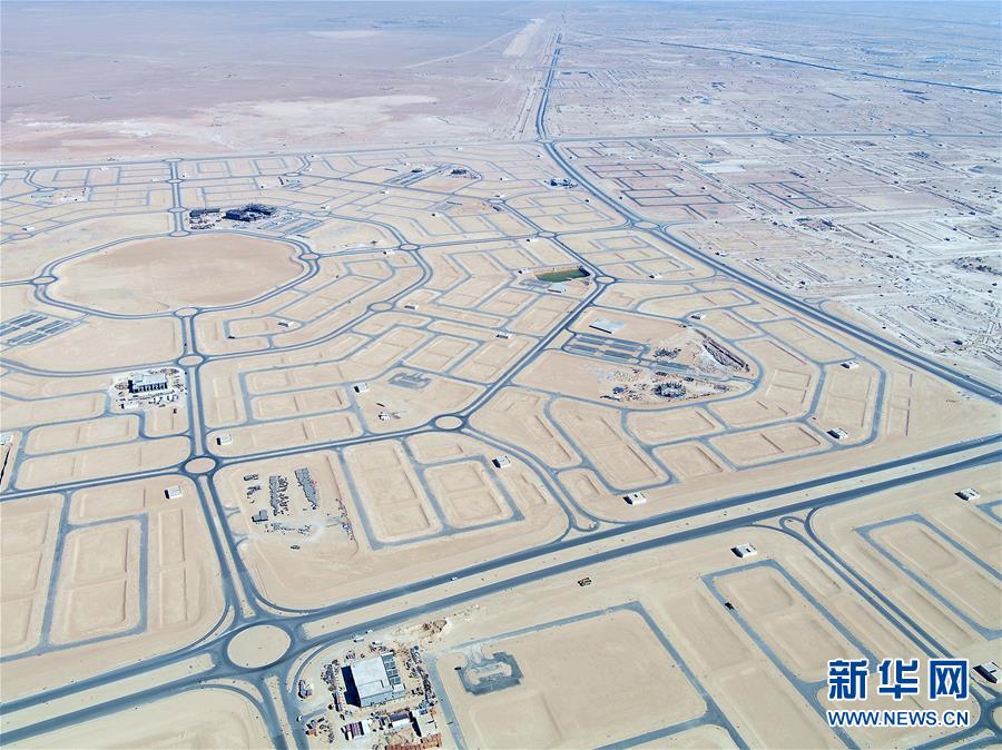 （國(guó)際疫情&middot;圖文互動(dòng)）（5）通訊：防疫、生產(chǎn)兩不誤，沙漠現(xiàn)&ldquo;棋盤&rdquo;&mdash;&mdash;記中企承建科威特住房基建項(xiàng)目