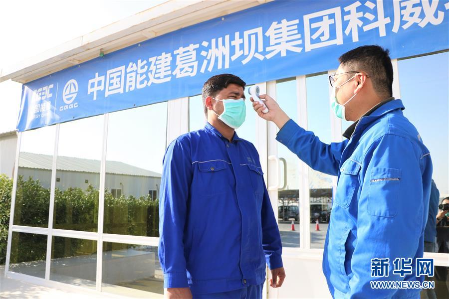 （國(guó)際疫情&middot;圖文互動(dòng)）（6）通訊：防疫、生產(chǎn)兩不誤，沙漠現(xiàn)&ldquo;棋盤&rdquo;&mdash;&mdash;記中企承建科威特住房基建項(xiàng)目