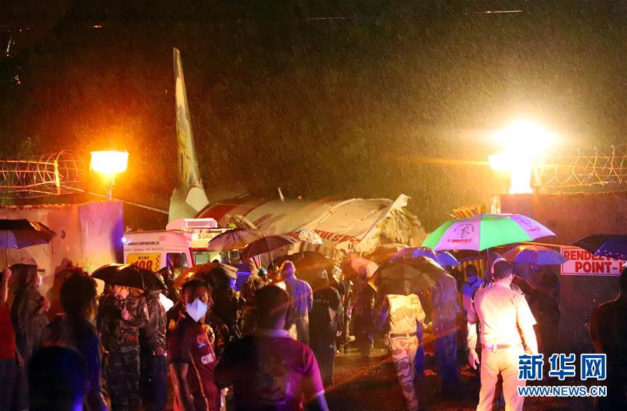 （國際）（2）印度一架客機(jī)降落時沖出跑道至少16人死亡