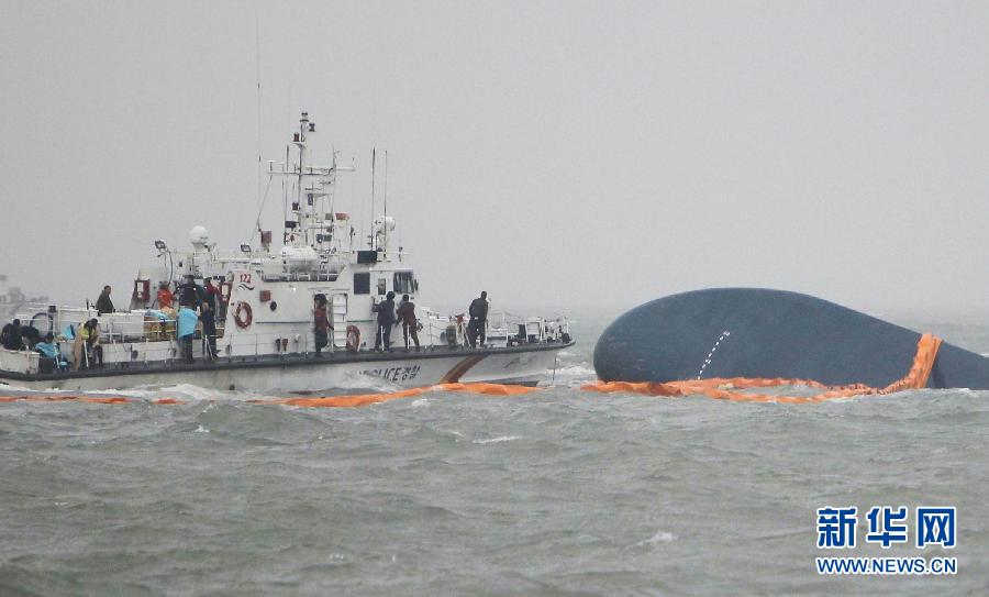 救援人員搜救&ldquo;歲月&rdquo;號客輪乘客