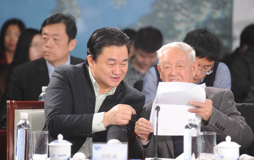 新華網董事長、總裁田舒斌與軍事科學院原副院長糜振玉在現(xiàn)場交流