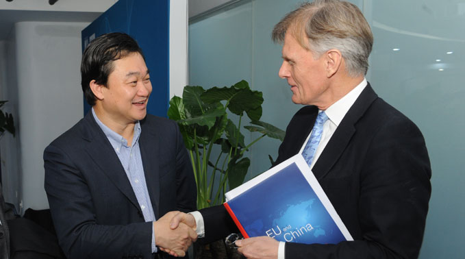 新華網(wǎng)董事長、總裁田舒斌會(huì)見丹麥駐華大使裴德盛