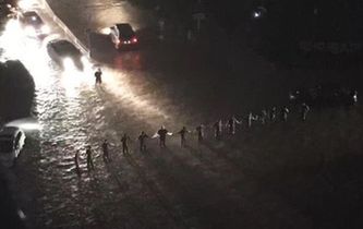 暴雨中的&ldquo;最美人墻&rdquo;找到了！