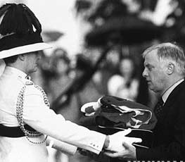 英國插手香港事務(wù) 意欲何為？