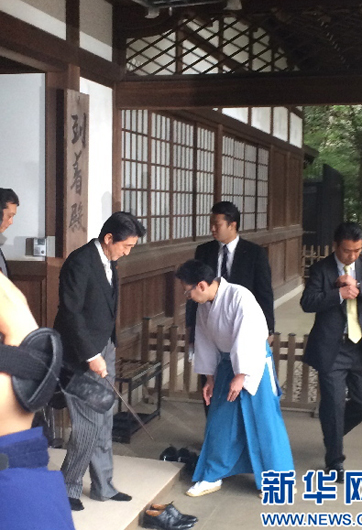 安倍為何不顧?quán)彿磳?，?zhí)意參拜？