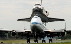 發(fā)現(xiàn)號航天飛機(jī)&ldquo;最后一飛&rdquo;前往博物館 數(shù)千人到場送行