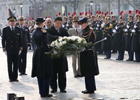 習(xí)近平向法國(guó)無名烈士墓獻(xiàn)花圈