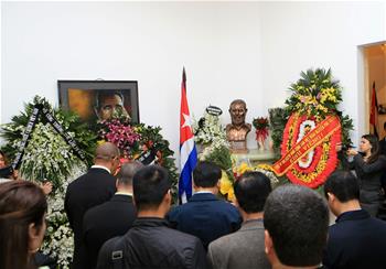 越南民眾吊唁菲德爾&middot;卡斯特羅（高清組圖）